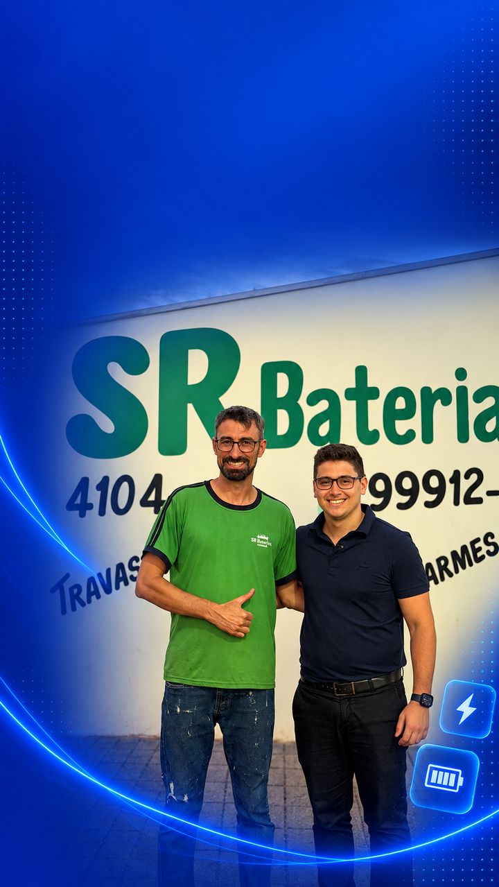 Dois profissionais em frente à SR Baterias