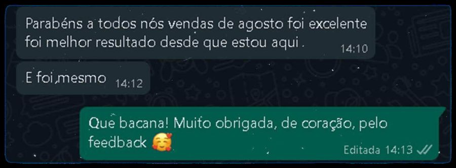 Conversa de WhatsApp com cliente: “Parabéns a todos nós vendas de agosto foi excelente foi melhor resultado desde que estou aqui”, “E foi mesmo”, e a resposta da equipe agradecendo o feedback.